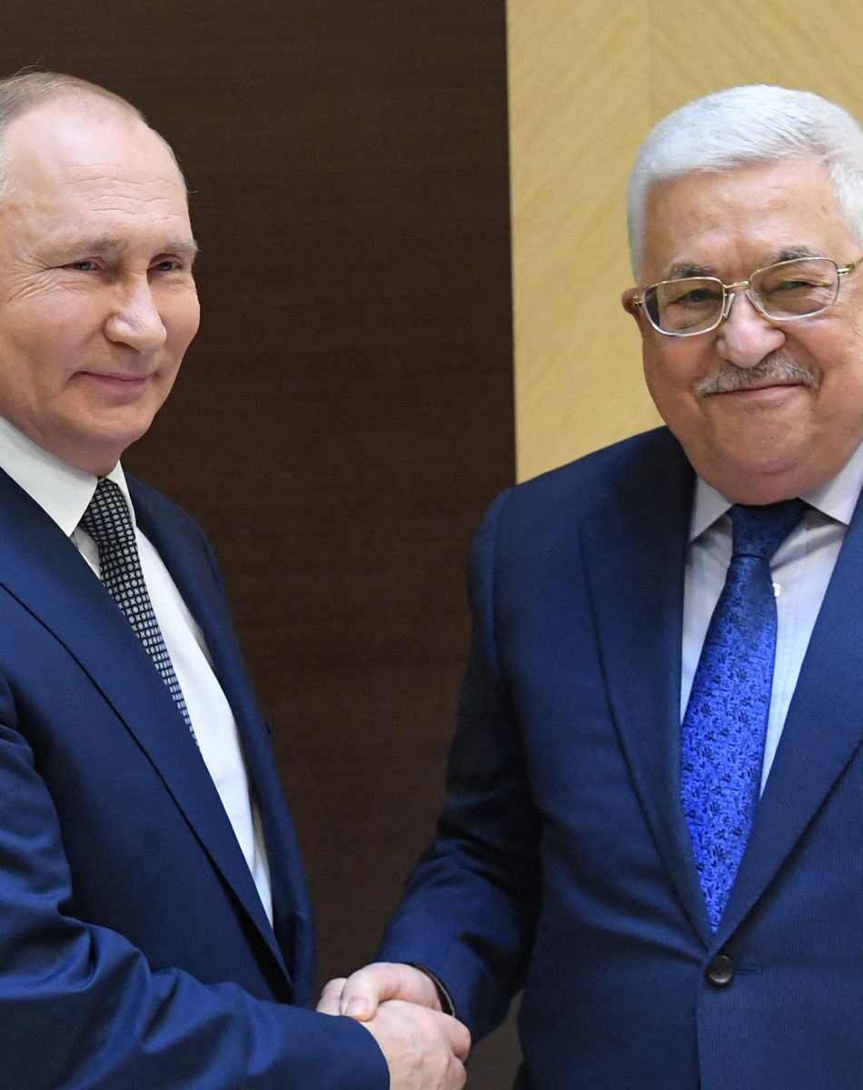 Vladimir Poutine (président de la Fédération de Russie), reçoit Mahmoud Abbas (Président de l'État de Palestine) à la résidence d'Etat "Botcharov Routcheï" à Sochi, le 22 novembre 2021.
