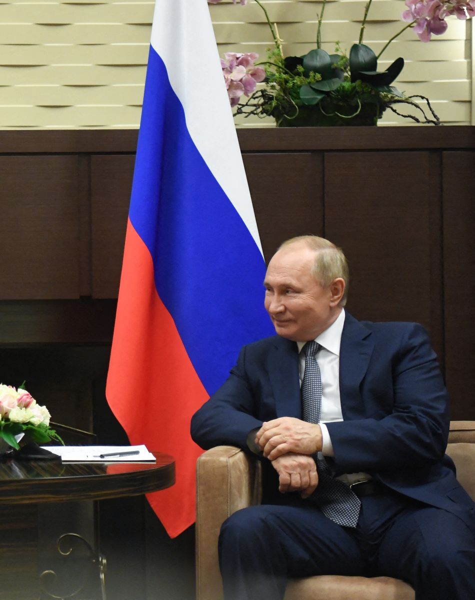 Vladimir Poutine (président de la Fédération de Russie), reçoit Mahmoud Abbas (Président de l'État de Palestine) à la résidence d'Etat "Botcharov Routcheï" à Sochi, le 22 novembre 2021.