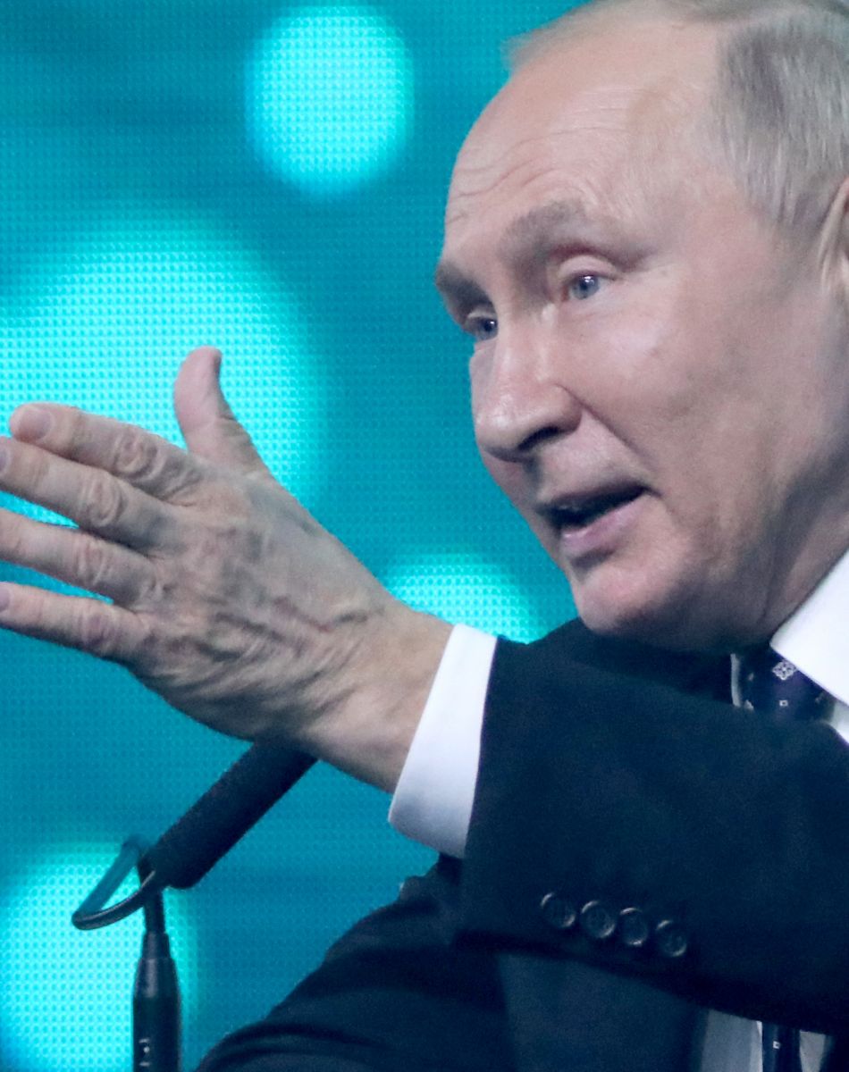 Le président russe Vladimir Poutine assiste à la conférence internationale "Artificial Intelligence Journey 2021" organisée dans le cadre des événements festifs marquant le 180ème anniversaire de la Sberbank à Moscou, Russie, le 12 novembre 2021. © Sergueï Karpoukhine/Tass/Bestimage