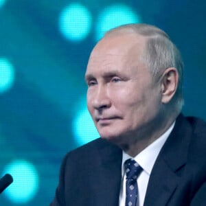 Le président russe Vladimir Poutine assiste à la conférence internationale "Artificial Intelligence Journey 2021" organisée dans le cadre des événements festifs marquant le 180ème anniversaire de la Sberbank à Moscou, Russie, le 12 novembre 2021. © Sergueï Karpoukhine/Tass/Bestimage