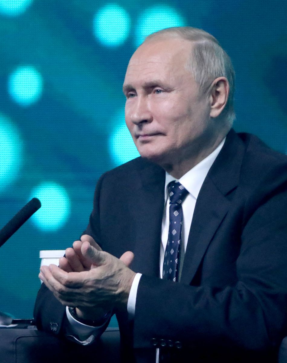 Le président russe Vladimir Poutine assiste à la conférence internationale "Artificial Intelligence Journey 2021" organisée dans le cadre des événements festifs marquant le 180ème anniversaire de la Sberbank à Moscou, Russie, le 12 novembre 2021. © Sergueï Karpoukhine/Tass/Bestimage