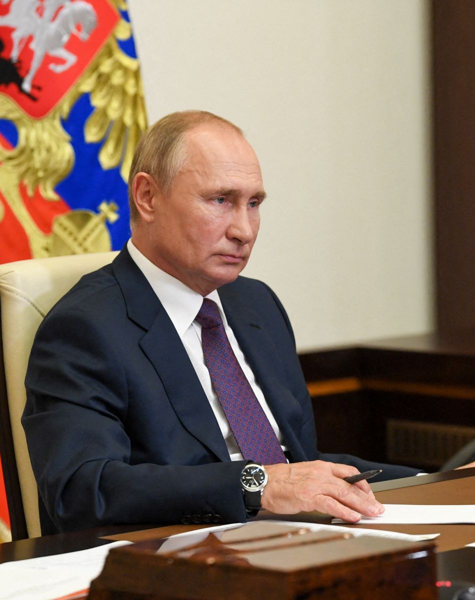 Le président russe Vladimir Poutine en visioconférence avec les diplômés en Management, depuis sa résidence de Novo-Ogaryovo, le 20 août 2020, près d'Oussovo. Russia's President Vladimir Putin during a video conference meeting with graduates of the Management Personnel Pool program at the Novo-Ogaryovo residence. Oussovo. August 20, 2020.