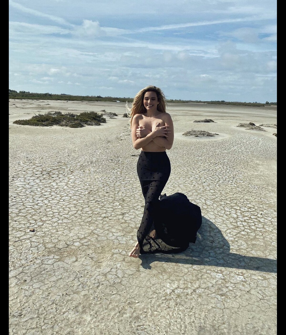 Photo : Clara Morgane en plein shooting pour son calendrier 2022. Septembre  2021. - Purepeople