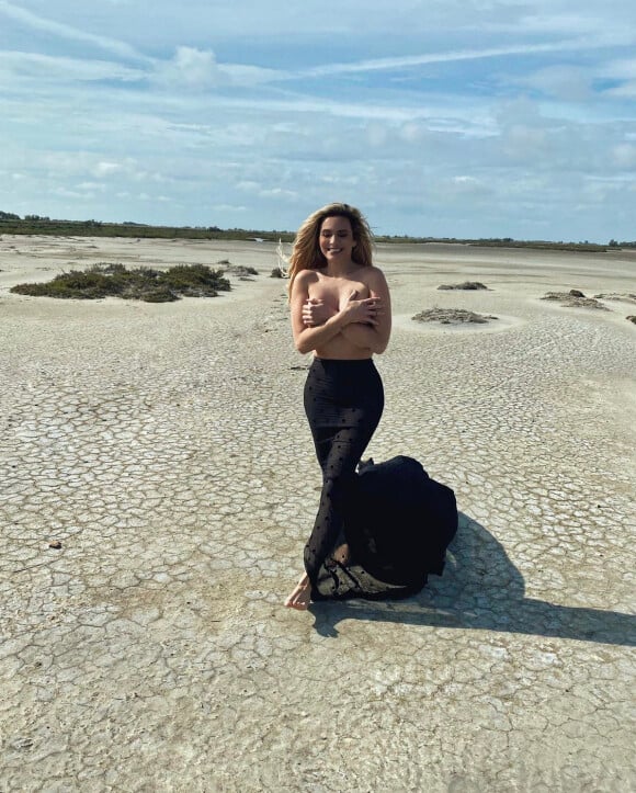 Clara Morgane, sirène sensuelle - PHOTOS de son calendrier 2022