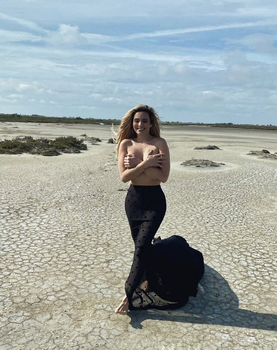 Clara Morgane en plein shooting pour son calendrier 2022. Septembre 2021.