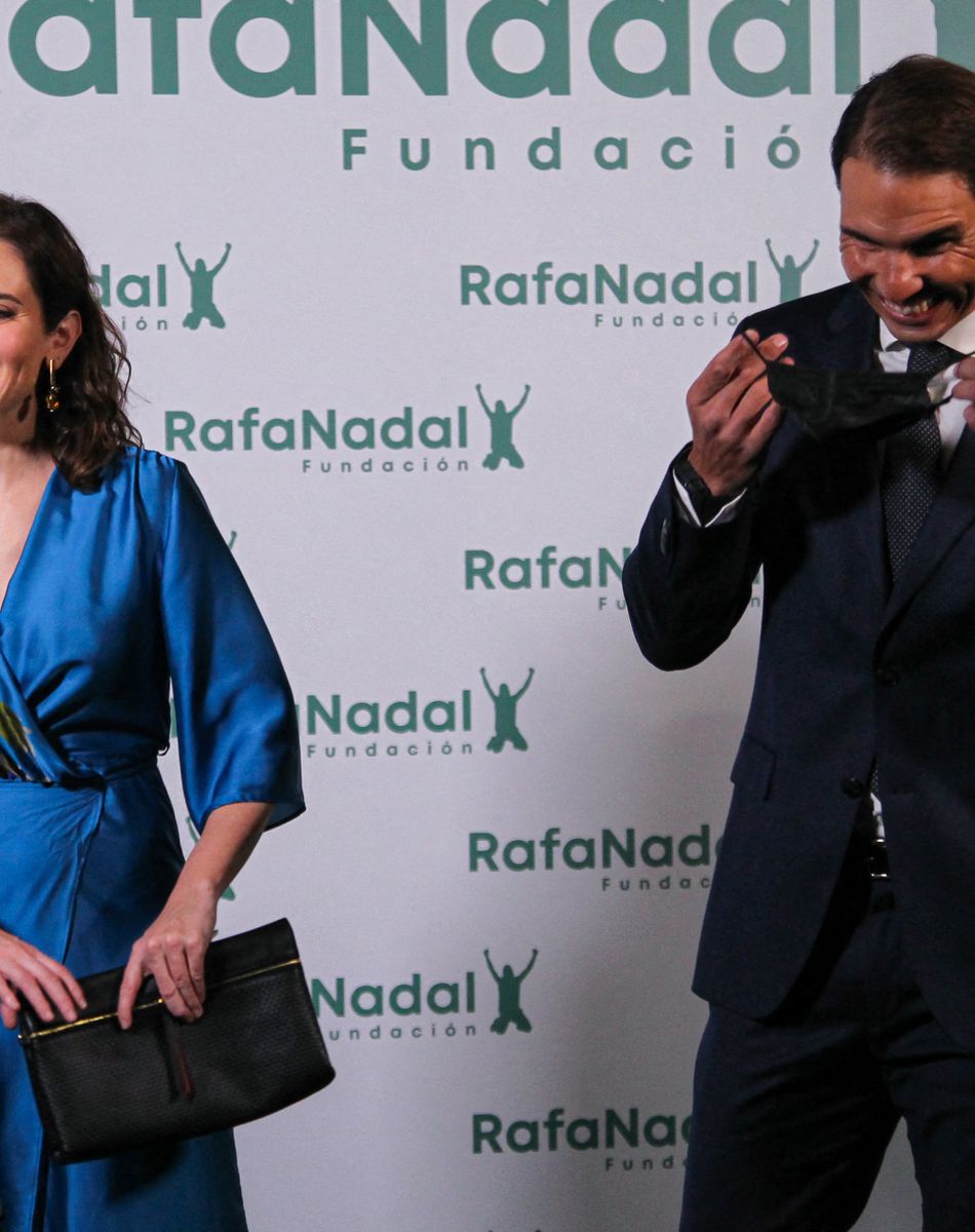 Rafael Nadal, fondateur de Rafa Nadal Foundation et Isabel Diaz Ayuso, présidente de la communauté de Madrid - Rafael Nadal fête le 10 ème anniversaire de son association "RafaNadal Foundation" au Consulat italien à Madrid, le 18 novembre 2021.