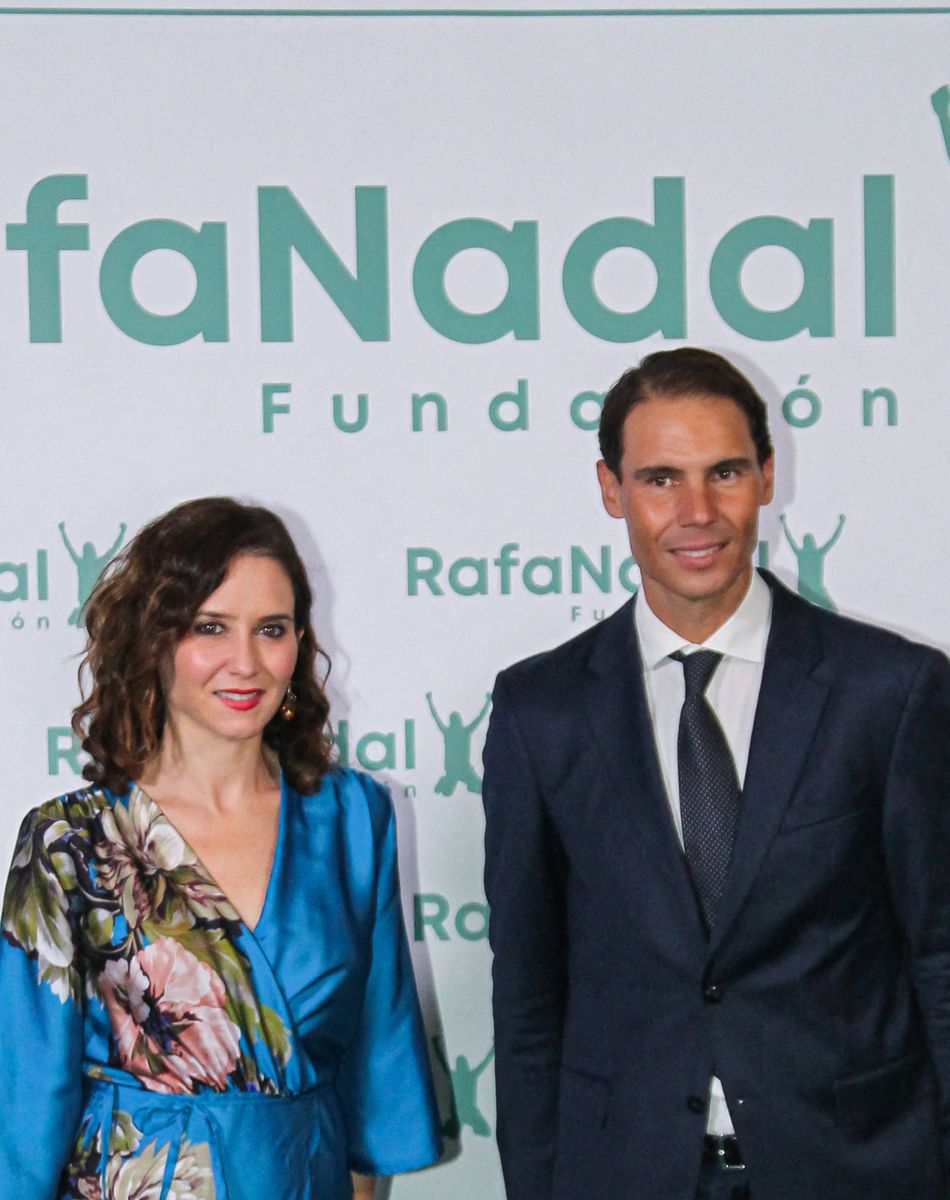 Rafael Nadal, fondateur de Rafa Nadal Foundation et Isabel Diaz Ayuso, présidente de la communauté de Madrid - Rafael Nadal fête le 10 ème anniversaire de son association "RafaNadal Foundation" au Consulat italien à Madrid, le 18 novembre 2021.