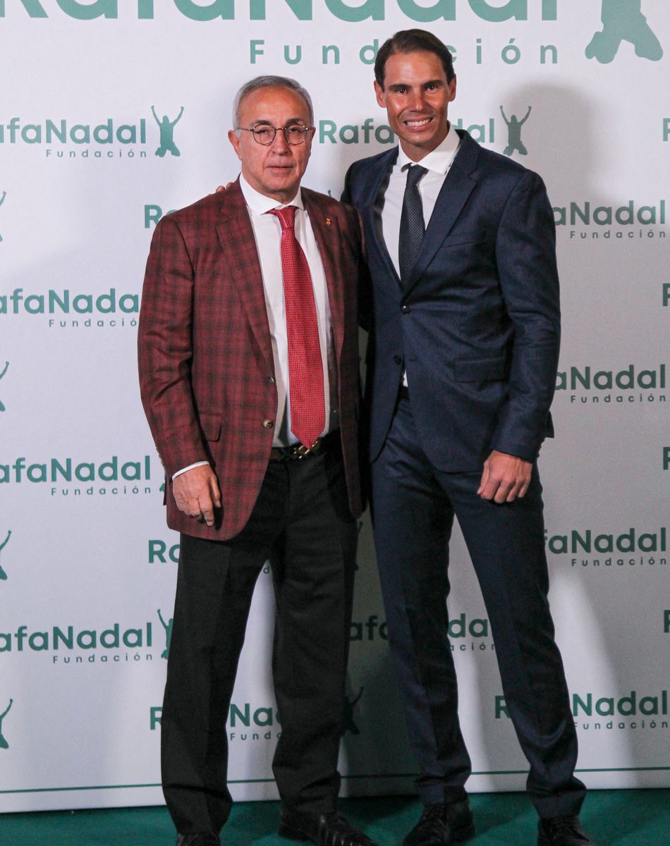 Alejandro Blanco, président de COE (Comité Olympique Espagnol) et Rafael Nadal, fondateur de Rafa Nadal Foundation - Rafael Nadal fête le 10 ème anniversaire de son association "RafaNadal Foundation" au Consulat italien à Madrid, le 18 novembre 2021.