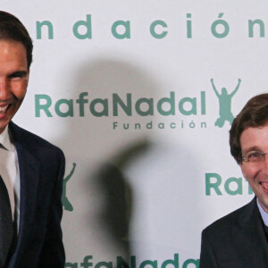 Rafael Nadal, fondateur de Rafa Nadal Foundation et Jose Luis Martinez-Almeida, maire de Madrid - Rafael Nadal fête le 10 ème anniversaire de son association "RafaNadal Foundation" au Consulat italien à Madrid, le 18 novembre 2021.
