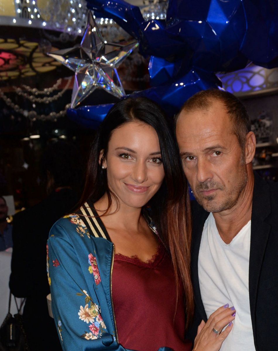 Delphine Wespiser (Miss France 2012) et son compagnon Roger Erhart - 1er anniversaire de la collaboration entre l'artiste contemporain Richard Orlinski avec le parc Disneyland Paris, au Disney Store, à Paris, France, le 4 octobre 2018. © Rachid Bellak/Bestimage