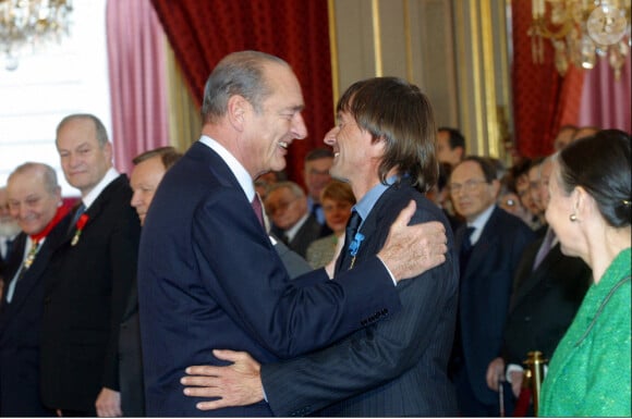 Jacques Chirac nomme Nicolas Hulot officier de l'Ordre national du mérite en 2003