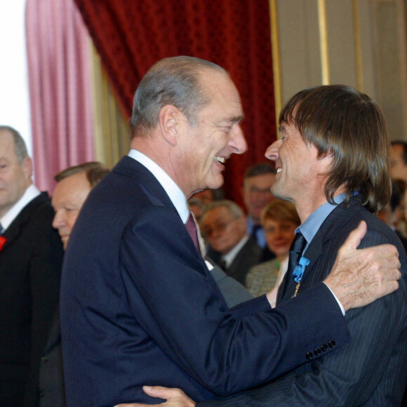 Jacques Chirac nomme Nicolas Hulot officier de l'Ordre national du mérite en 2003