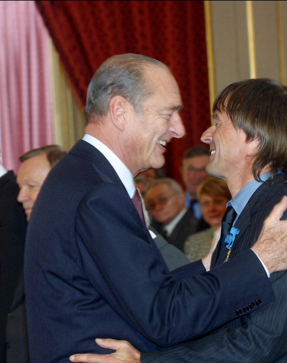 Jacques Chirac nomme Nicolas Hulot officier de l'Ordre national du mérite en 2003