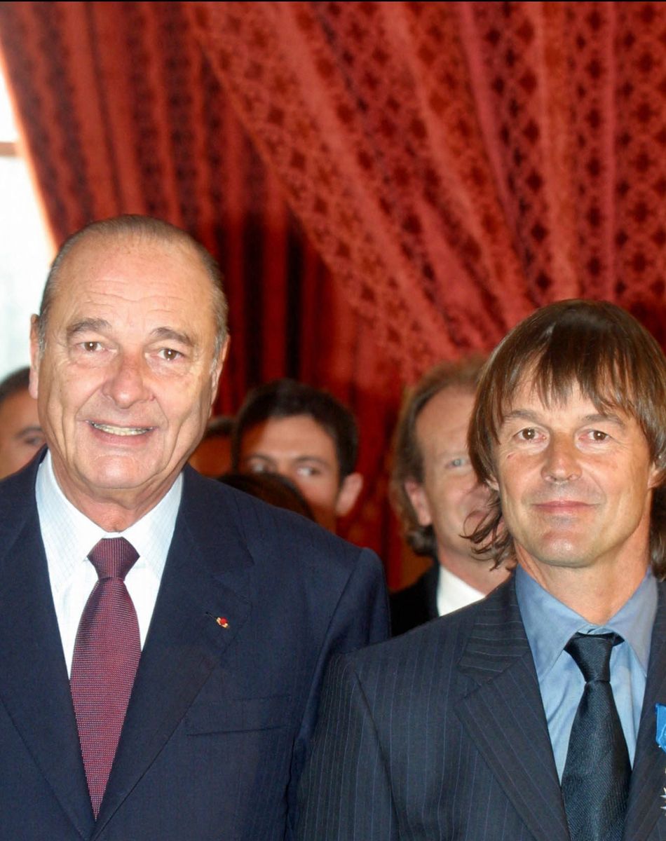 Jacques Chirac nomme Nicolas Hulot officier de l'Ordre national du mérite en 2003