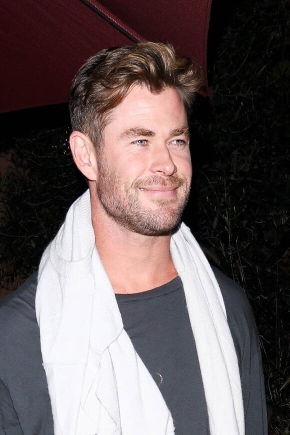 Exclusif - Chris Hemsworth dîne au restaurant "Via Veneto" à Santa Monica, le 7 novembre 2021.