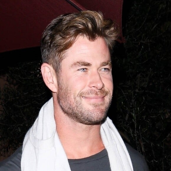 Exclusif - Chris Hemsworth dîne au restaurant "Via Veneto" à Santa Monica, le 7 novembre 2021.