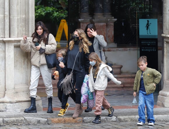 L'actrice espagnole Elsa Pataky fait de la calèche avec ses enfants, India Rose, Tristan et Sasha à Séville, le 20 novembre 2021.
