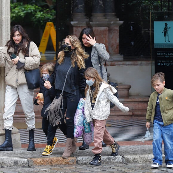 L'actrice espagnole Elsa Pataky fait de la calèche avec ses enfants, India Rose, Tristan et Sasha à Séville, le 20 novembre 2021.