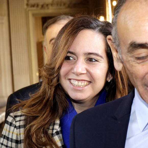 Eric Zemmour, presque candidat à l'élection présidentielle 2022, et sa conseillère politique Sarah Knafo en marge d'une réunion à Paris le 17 novembre 2021.