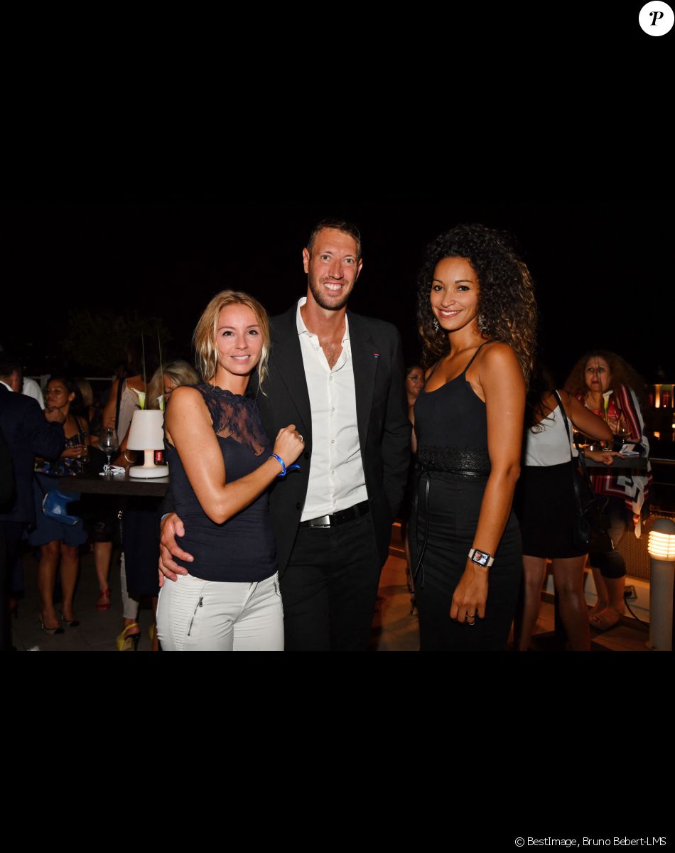 Alain Bernard, le champion olympique de natation et ambassadeur de la Fondation, sa compagne Faustine, à gauche, et Cindy Fabre durant la soirée de la Fondation Claude Pompidou sur le toit terrasse de l'hôtel Aston La Scala, après la remise du prix 2018. Cette année, c'est le professeur Guylène Page du CHU de Poitiers qui a reçu le chèque de 100000 euros pour le 9ième prix Claude Pompidou pour la recherche sur la maladie d'Alzheimer à la Fondation Claude Pompidou à Nice, France, le 14 septembre 2018. © Bruno Bebert-LMS/Bestimage