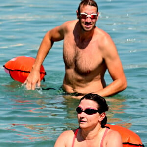 Semi-exclusif - Alain Bernard, l'ancien champion olympique de natation et conseiller municipal d'Antibes Juan les Pins, et Roxana Maracineanu, ministre déléguée aux Sports, en visite à Antibes Juan les Pins, le 31 juillet 2020, dans le cadre du dispositif de prévention des noyades et développement de l'aisance aquatique. La ministre a assisté, sur la plage de la Salis, à une démonstration de bouée de nage en eau libre qu'elle a elle même testé, puis à une démonstration d'un secours en mer avec les sapeurs-pompiers et CRS avec les gestes barrières, avec un début réanimation cardiaque par les sapeurs-pompiers. Elle s'est ensuite rendu au Stade Nautique d'Antibes afin d'échanger avec des enfants de primaire qui sont en cours de natation. © Bruno Bebert / Bestimage