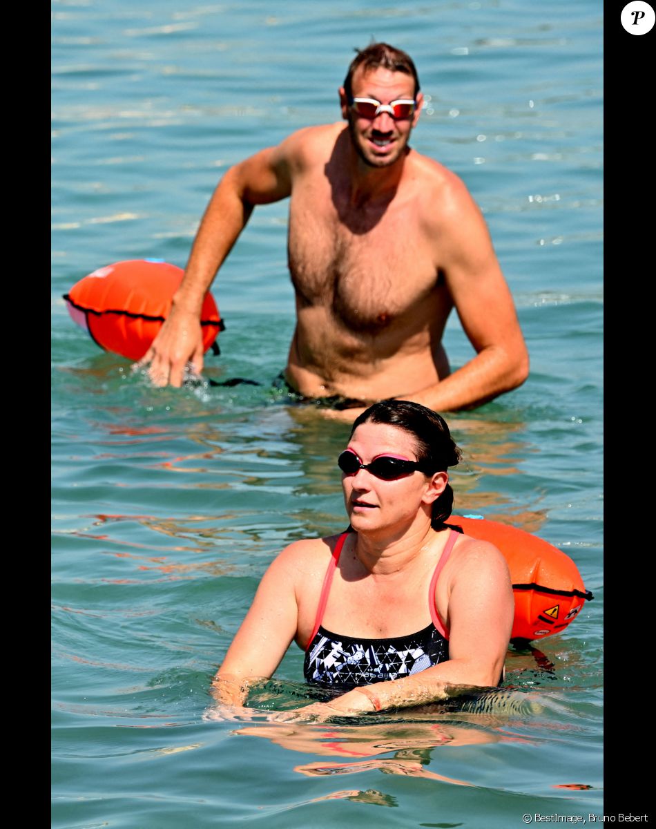 Semi-exclusif - Alain Bernard, l'ancien champion olympique de natation et conseiller municipal d'Antibes Juan les Pins, et Roxana Maracineanu, ministre déléguée aux Sports, en visite à Antibes Juan les Pins, le 31 juillet 2020, dans le cadre du dispositif de prévention des noyades et développement de l'aisance aquatique. La ministre a assisté, sur la plage de la Salis, à une démonstration de bouée de nage en eau libre qu'elle a elle même testé, puis à une démonstration d'un secours en mer avec les sapeurs-pompiers et CRS avec les gestes barrières, avec un début réanimation cardiaque par les sapeurs-pompiers. Elle s'est ensuite rendu au Stade Nautique d'Antibes afin d'échanger avec des enfants de primaire qui sont en cours de natation. © Bruno Bebert / Bestimage