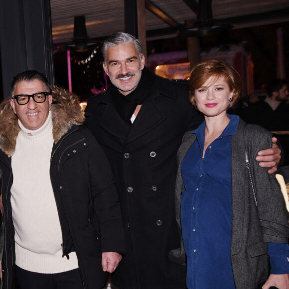 Exclusif - Frédérique Bel, Hakim Gaouaoui (Pdg Les Bistrots pas Parisiens), François Vincetelli et sa compagne Alice Dufour (enceinte) assistent à l'inauguration de la saison hivernale "Chez Monix" au restaurant "Le Splash" à Asnières-sur-Seine, le 25 novembre 2021. © Rachid Bellak/Bestimage