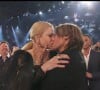 Nicole Kidman embrasse et félicite son mari Keith Urban qui a gagné le prix de "L'artiste de l'année" lors de la 54ème cérémonie des ACM Awards Academy of Country Music Awards au MGM Grand Hotel & Casino à Las Vegas, le 7 avril 2019