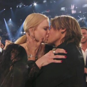 Nicole Kidman embrasse et félicite son mari Keith Urban qui a gagné le prix de "L'artiste de l'année" lors de la 54ème cérémonie des ACM Awards Academy of Country Music Awards au MGM Grand Hotel & Casino à Las Vegas, le 7 avril 2019