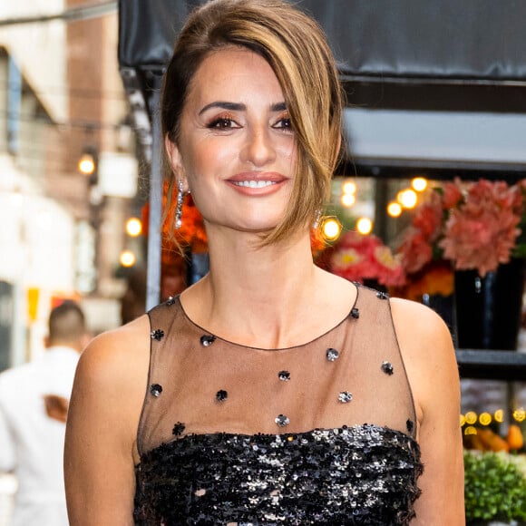 Penelope Cruz aperçue en robe de soirée dans les rues de New York, le 8 octobre 2021. 