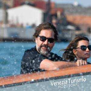 Penelope Cruz et son mari Javier Bardem prennent un bateau-taxi à Venise en marge du 78ème festival international du film de Venise, la Mostra le 11 septembre 2021. 