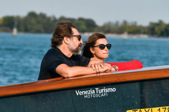 Penelope Cruz et son mari Javier Bardem prennent un bateau-taxi à Venise en marge du 78ème festival international du film de Venise, la Mostra le 11 septembre 2021. 