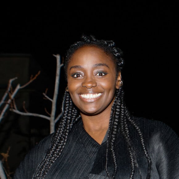 Exclusif - Aïssa Maïga assiste à la soirée dans le cadre des expositions "six continents, ou plus (1 saison, 6 expositions, 50 artistes)" et de la sortie de son documentaire "Marcher sur l'eau" au Palais de Tokyo à Paris le 28 novembre 2021. © Christophe Clovis / Bestimage