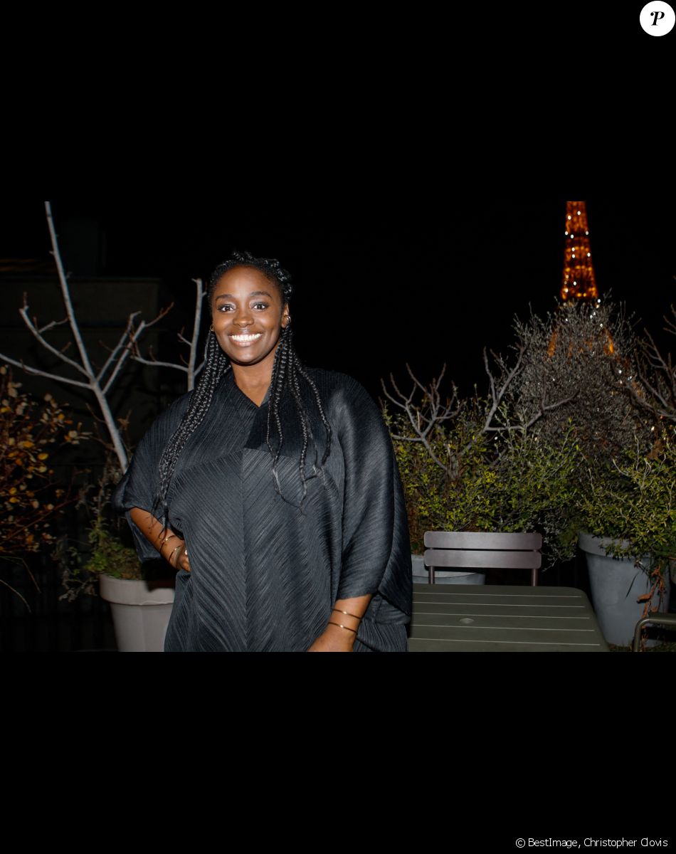 Exclusif - Aïssa Maïga assiste à la soirée dans le cadre des expositions "six continents, ou plus (1 saison, 6 expositions, 50 artistes)" et de la sortie de son documentaire "Marcher sur l'eau" au Palais de Tokyo à Paris le 28 novembre 2021. © Christophe Clovis / Bestimage