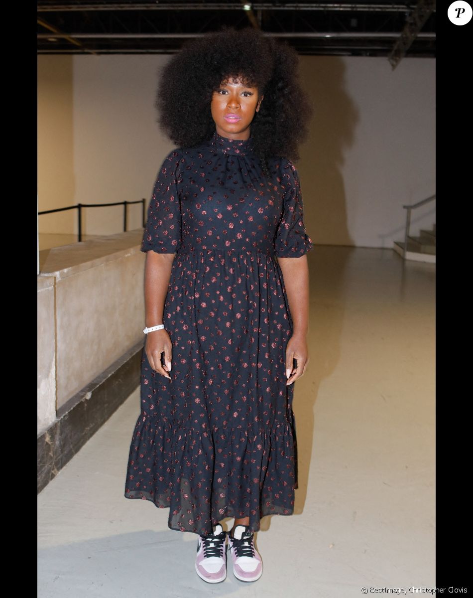 Exclusif - Assa Traoré assiste à la soirée dans le cadre des expositions "six continents, ou plus (1 saison, 6 expositions, 50 artistes)" et de la sortie du film d'A. Maïga "Marcher sur l'eau" au Palais de Tokyo à Paris le 28 novembre 2021. © Christophe Clovis / Bestimage