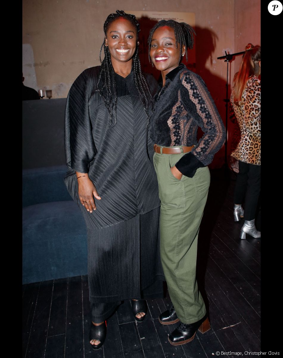 Exclusif - Aïssa Maïga et Tracy Gotoas (de son vrai nom Tracy Nganare, qui incarne la version jeune du personnage interprété par Aïssa Maïga dans le Téléfilm "Au dessus des nuages" diffusé sur TF1 en 2020) assistent à la soirée dans le cadre des expositions "six continents, ou plus (1 saison, 6 expositions, 50 artistes)" et de la sortie du film d'A. Maïga "Marcher sur l'eau" au Palais de Tokyo à Paris le 28 novembre 2021. © Christophe Clovis / Bestimage