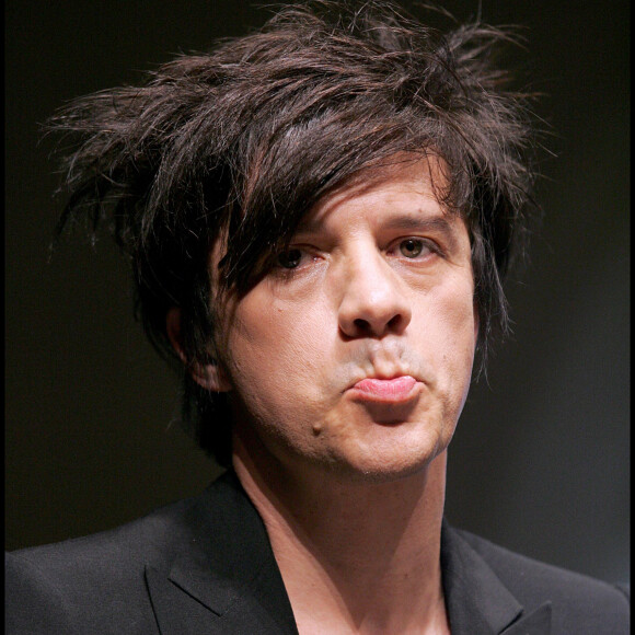 Nicola Sirkis - Conférence de presse du groupe Indochine au collège des Bernardins. Paris. Le 7 novembre 2008.