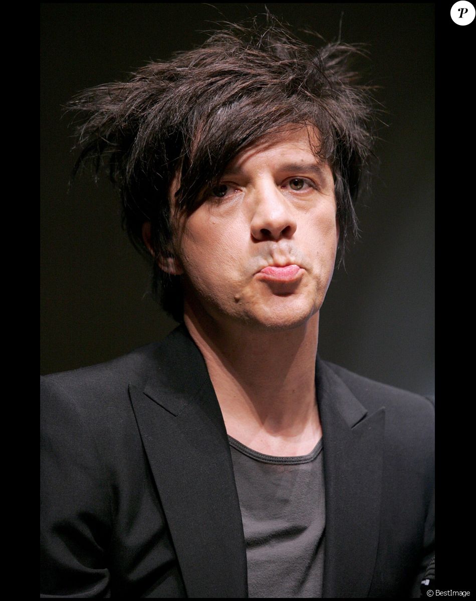 Nicola Sirkis - Conférence de presse du groupe Indochine au collège des Bernardins. Paris. Le 7 novembre 2008.
