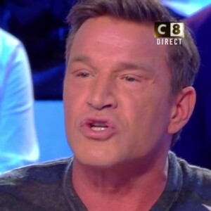 Benjamin Castaldi fait face à Hervé, patron d'un bar à chichas situé en Vendée, qui a insulté Simon Castaldi et ses proches.