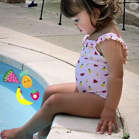Maggy, la fille d'Alizée et Grégoire Lyonnet, profite d'un après-midi ensoleillé au bord d'une piscine. Le 23 mai 2021.