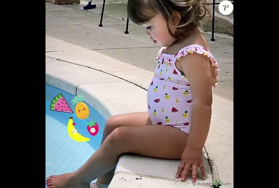 Maggy, la fille d&#039;Alizée et Grégoire Lyonnet, profite d&#039;un après-midi ensoleillé au bord d&#039;une piscine. Le 23 mai 2021.