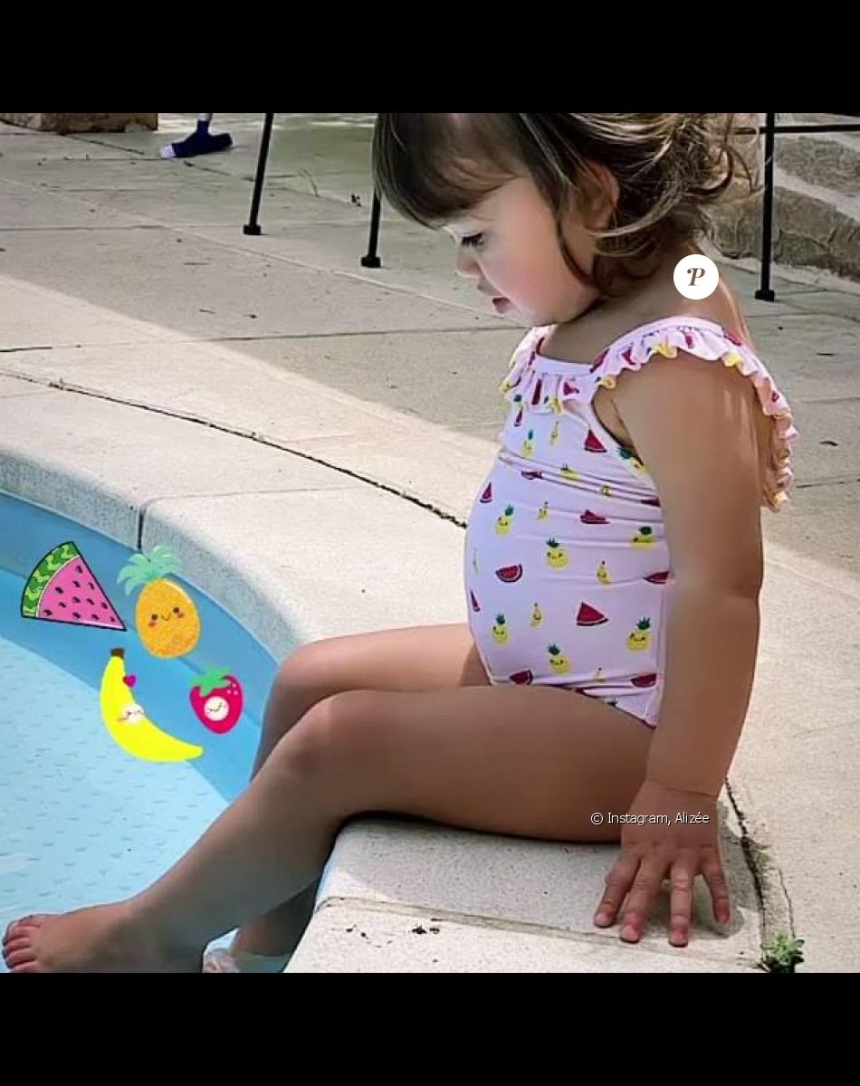 Maggy, la fille d'Alizée et Grégoire Lyonnet, profite d'un après-midi ensoleillé au bord d'une piscine. Le 23 mai 2021.