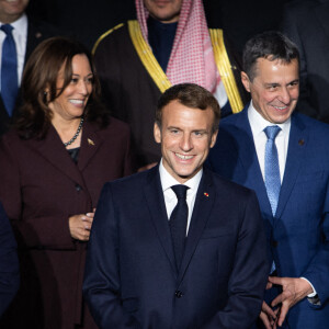 Le président de la République française, Emmanuel Macron avec les dirigeants internationaux (de gauche à droite), le dirigeant intérimaire libyen Mohamed el-Manfi et la vice-président des États-Unis, Kamala Harris, posent pour une photo de famille pendant la conférence internationale pour la Libye à la Maison de la Chimie à Paris, France, le 12 novembre 2021.