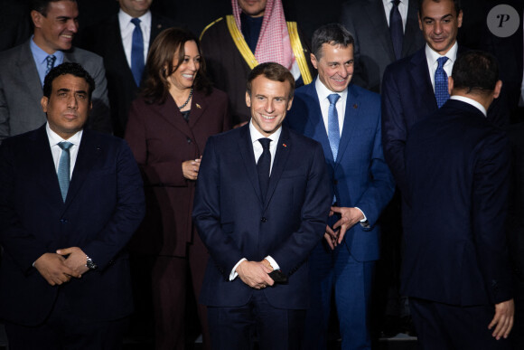 Le président de la République française, Emmanuel Macron avec les dirigeants internationaux (de gauche à droite), le dirigeant intérimaire libyen Mohamed el-Manfi et la vice-président des États-Unis, Kamala Harris, posent pour une photo de famille pendant la conférence internationale pour la Libye à la Maison de la Chimie à Paris, France, le 12 novembre 2021.