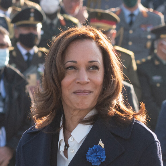 Kamala Harris, vice-présidente des États-Unis lors d'une cérémonie à l'Arc de Triomphe et sur la Tombe du Soldat inconnu, dans le cadre des commémorations marquant le 103ème anniversaire de l'armistice. © Laurent Zabulon/Pool/Bestimage