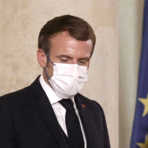 Le président de la République française Emmanuel Macron raccompagne la vice-présidente des États-Unis, Kamala Harris au palais de l'Élysée à Paris, France, le 10 novembre 2021.