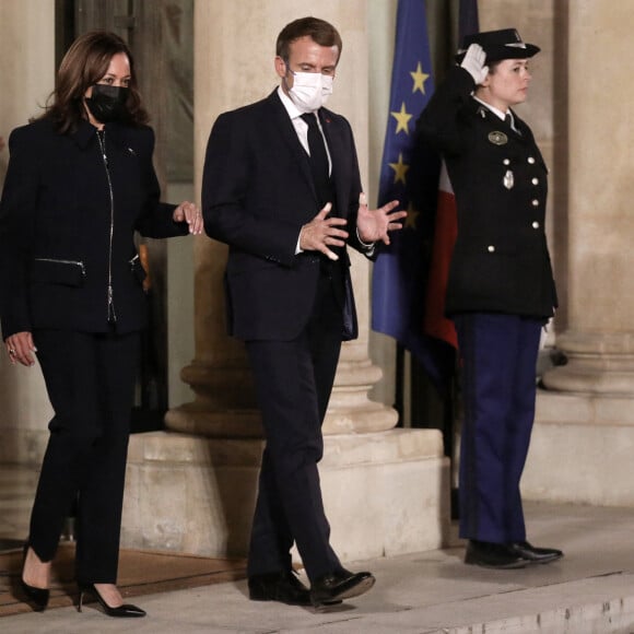 Le président de la République française Emmanuel Macron raccompagne la vice-présidente des États-Unis, Kamala Harris au palais de l'Élysée à Paris, France, le 10 novembre 2021.