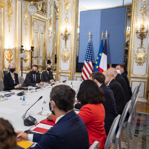 Le président de la République française Emmanuel Macron, Jean Yves Le Drian, ministre des affaires étrangères, Elisabeth Moreno, ministre déléguée en charge de l'égalité entre les femmes et les hommes, de la diversité et de l'égalité des chances et la vice-présidente des États-Unis, Kamala Harris en réunion au palais de l'Élysée à Paris, France, le 10 novembre 2021.