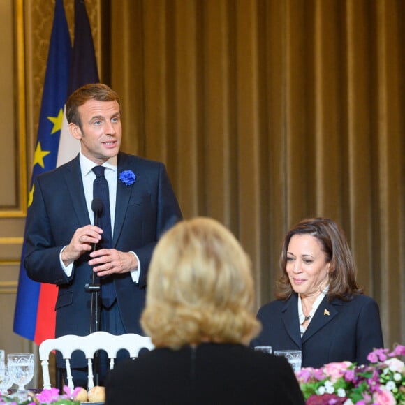 Emmanuel Macron, président de la Republique francaise, Kamala Harris, vice-présidente des Etats-Unis, son mari Douglas Emhoff, Brigitte Macron - Dîner des chefs d'Etats et de Gouvernements, des chefs des Organisations internationales, des acteurs du numérique ainsi que des partenaires du Forum au palais de l'Elysée à Paris. Le 11 novembre 2021 © Stéphane Lemouton / Bestimage