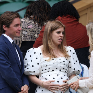 La princesse Beatrice d'York (enceinte) et son mari Edoardo Mapelli Mozzi au tournoi de Wimbledon au All England Lawn Tennis and Croquet Club à Londres, Royaume Uni, le 8 juillet 2021.